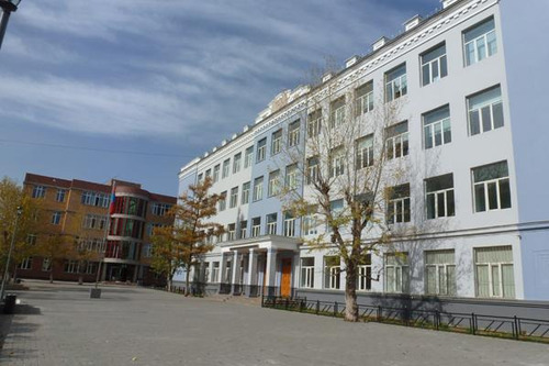 1-р сургуулийн багш нар: Бид туйлдаж байна, төр засаг бидний авдаг энэ цалингаар амьдраад үзэх хэрэгтэй,өөрсдөө хэдэн тэрбумаар нь иддэг болохоор бодит ард иргэдийнхээ амьдралыг мэдэхгүй байна